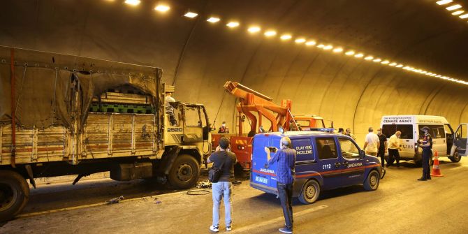 İzmir'de korkunç kaza! Kamyonun çarptığı otomobil alev aldı: 4 ölü, 2 yaralı