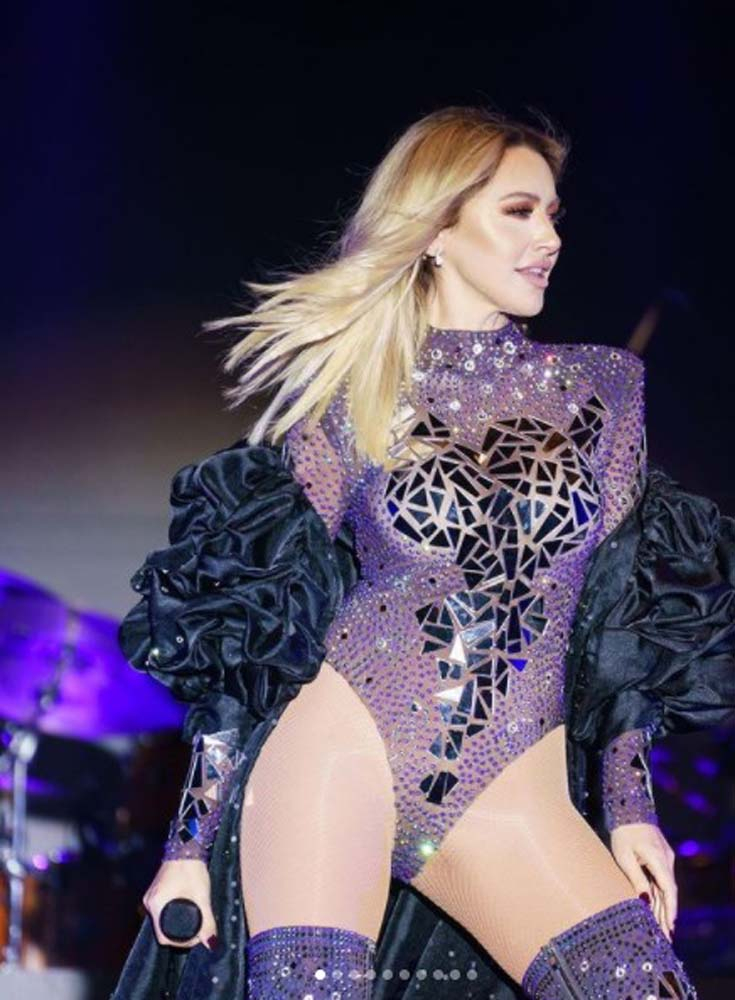 Hadise, Silivri konserinde giyindiği kostümle yürek hoplattı! 2