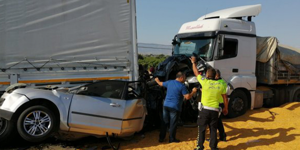 Katliam gibi kaza! 3 TIR ile 2 otomobilin karıştığı kazada ölü ve yaralılar var! 1