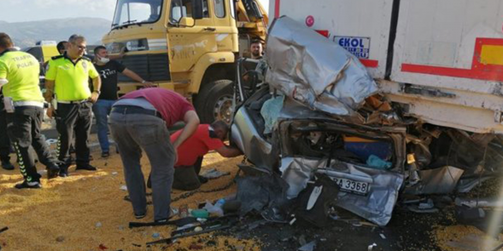 Katliam gibi kaza! 3 TIR ile 2 otomobilin karıştığı kazada ölü ve yaralılar var! 3