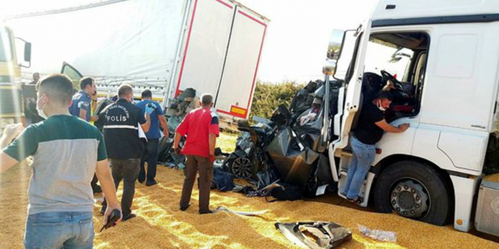 Katliam gibi kaza! 3 TIR ile 2 otomobilin karıştığı kazada ölü ve yaralılar var! 4