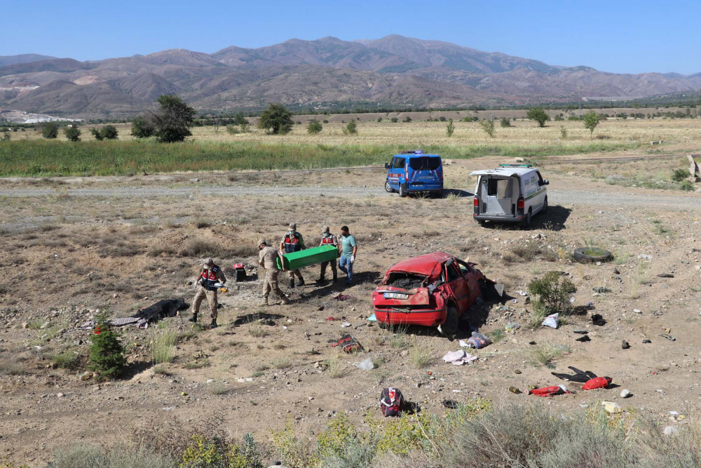 Erzincan'da yürekleri yakan kaza! Anne ve oğlu hayatını kaybetti, baba ve oğlu yaralandı 1