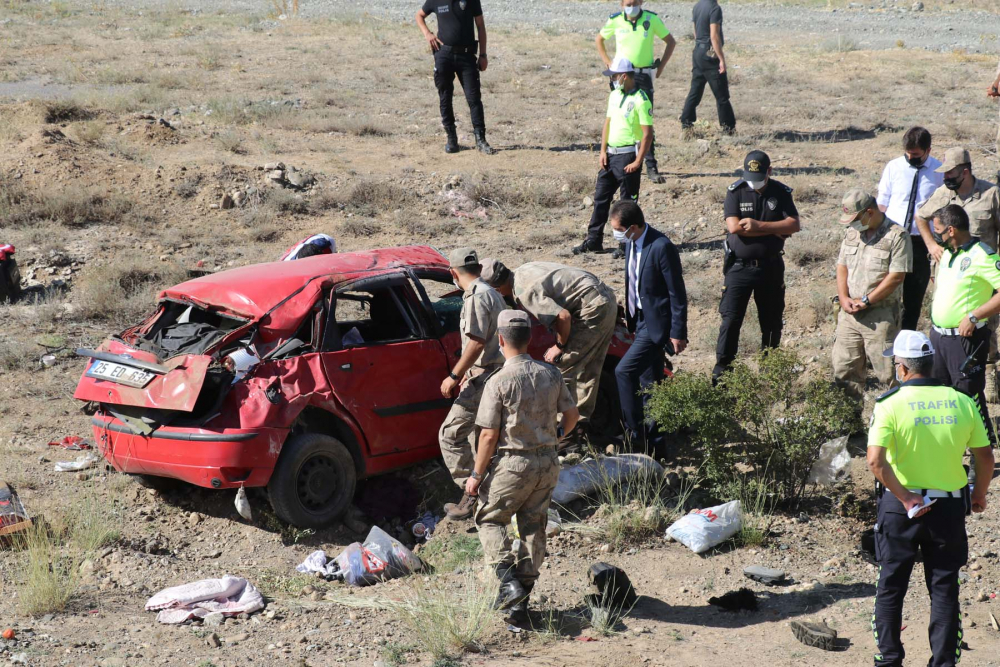 Erzincan'da yürekleri yakan kaza! Anne ve oğlu hayatını kaybetti, baba ve oğlu yaralandı 9