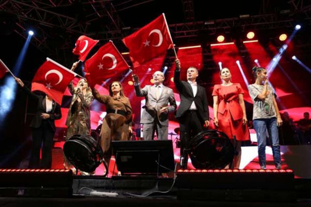 Hadise Ankara'yı yıktı geçti! Konser fotoğraflarını peş peşe paylaşarak tüm dikkatleri üzerine çekti! 4