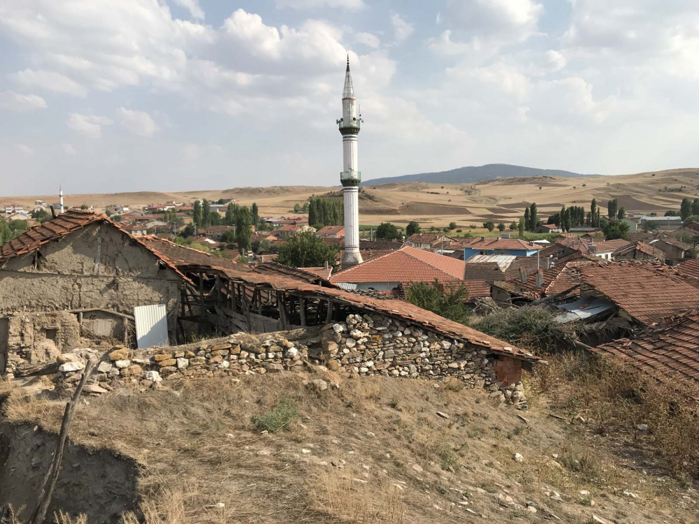 Kütahya 5 büyüklüğündeki depremle sallandı! Altıntaş ilçesindeki evlerde çatlaklar oluştu 1