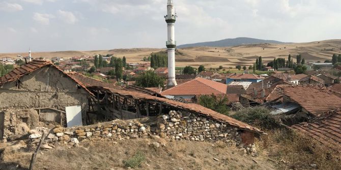 Kütahya 5 büyüklüğündeki depremle sallandı! Altıntaş ilçesindeki evlerde çatlaklar oluştu