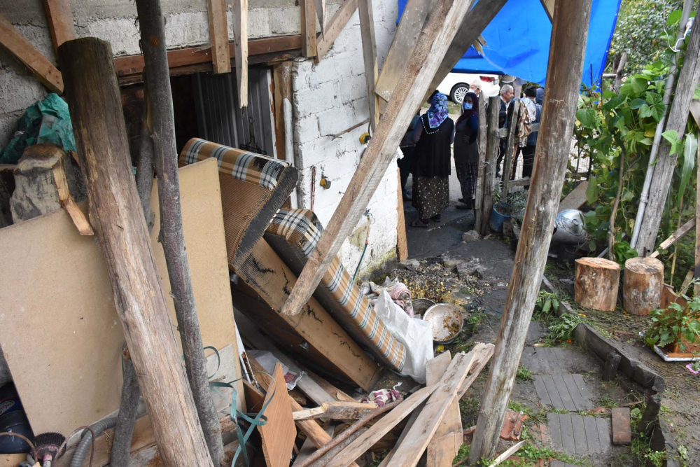 Yoğunluğu kaldıramayan ahşap balkon çöktü: 3 metre yüksekten düşen 13 kişi yaralandı 7