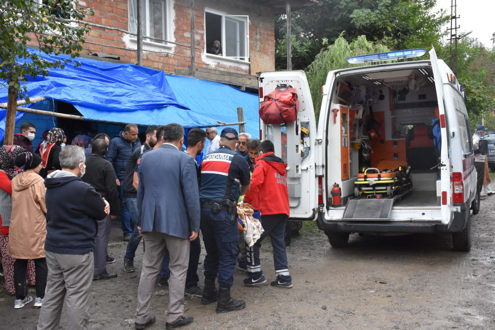 Yoğunluğu kaldıramayan ahşap balkon çöktü: 3 metre yüksekten düşen 13 kişi yaralandı 9