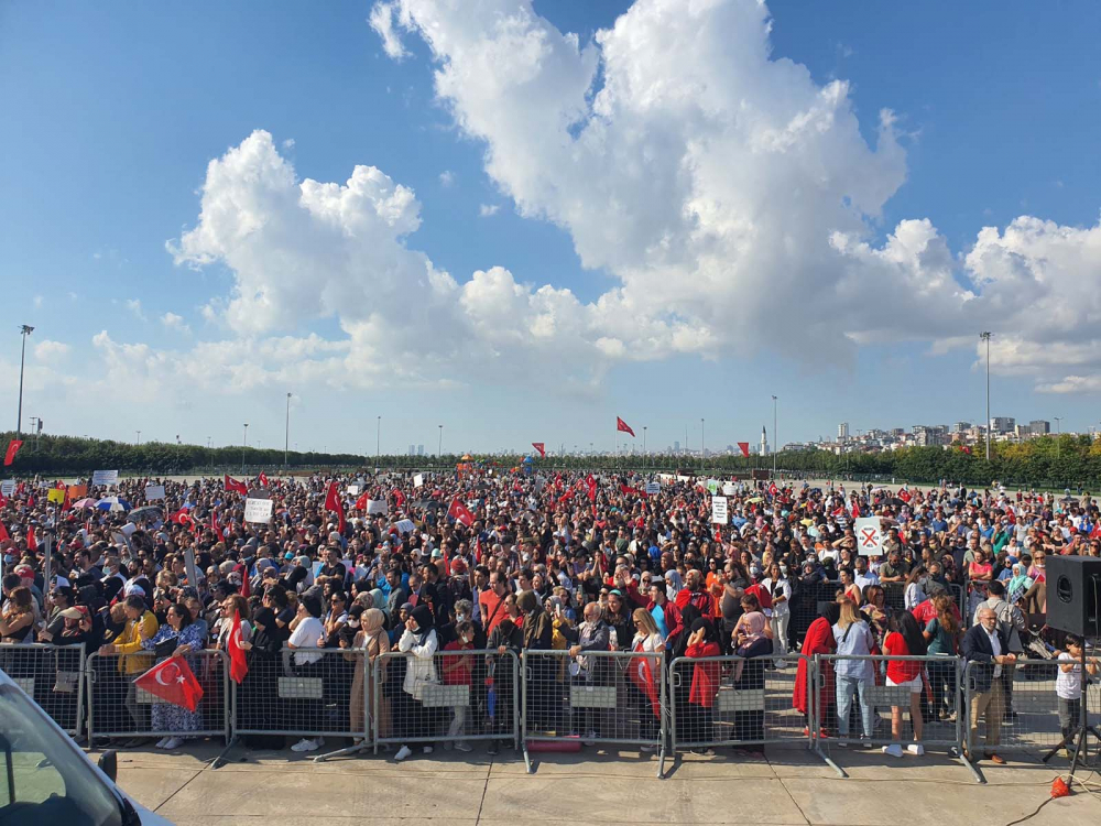 Aşı karşıtları Maltepe'de miting düzenledi! Yoğun katılım görenleri şaşkına çevirdi! Ne maske vardı, ne mesafe 1