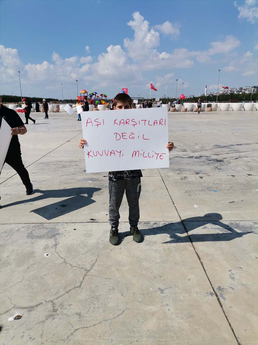 Aşı karşıtları Maltepe'de miting düzenledi! Yoğun katılım görenleri şaşkına çevirdi! Ne maske vardı, ne mesafe 4