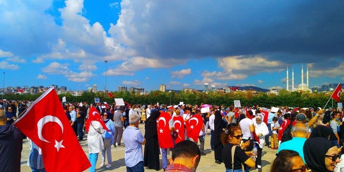 Aşı karşıtları Maltepe'de miting düzenledi! Yoğun katılım görenleri şaşkına çevirdi! Ne maske vardı, ne mesafe