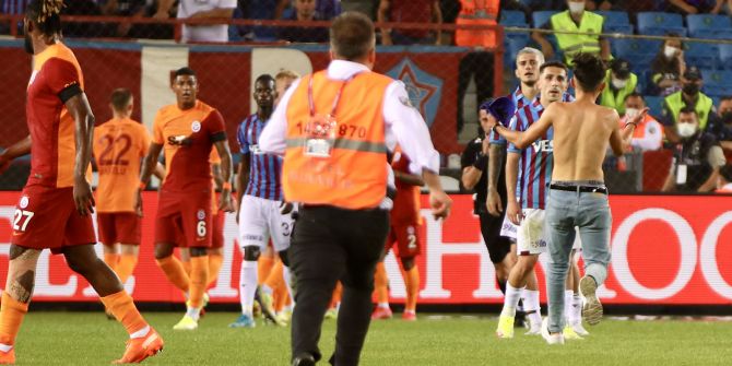 Trabzonspor - Galatasaray maçında taraftardan Abdülkadir Ömür'e tepki! Oyundan alınan futbolcu gözyaşlarını tutamadı