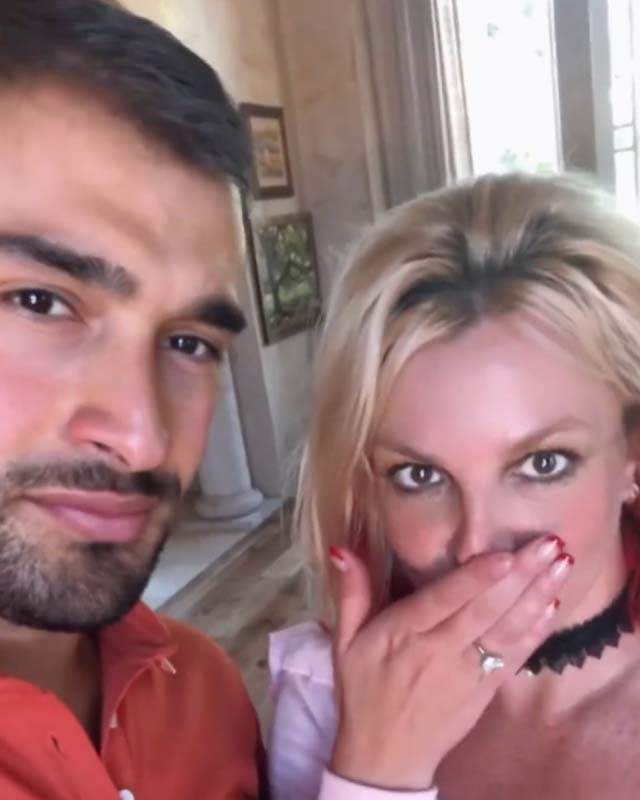 Vasilik mücadelesi veren Britney Spears aşk hayatında istediği adımları atmaya başladı! İranlı sevgilisi  Sam Asghari ile nişanlandı! 4