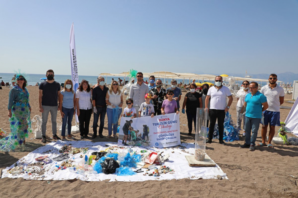 CHP'li Antalya Belediyesi'nden ilginç temizlik! Topladıkları çöplerle vatandaşa sergi yaptılar! 2