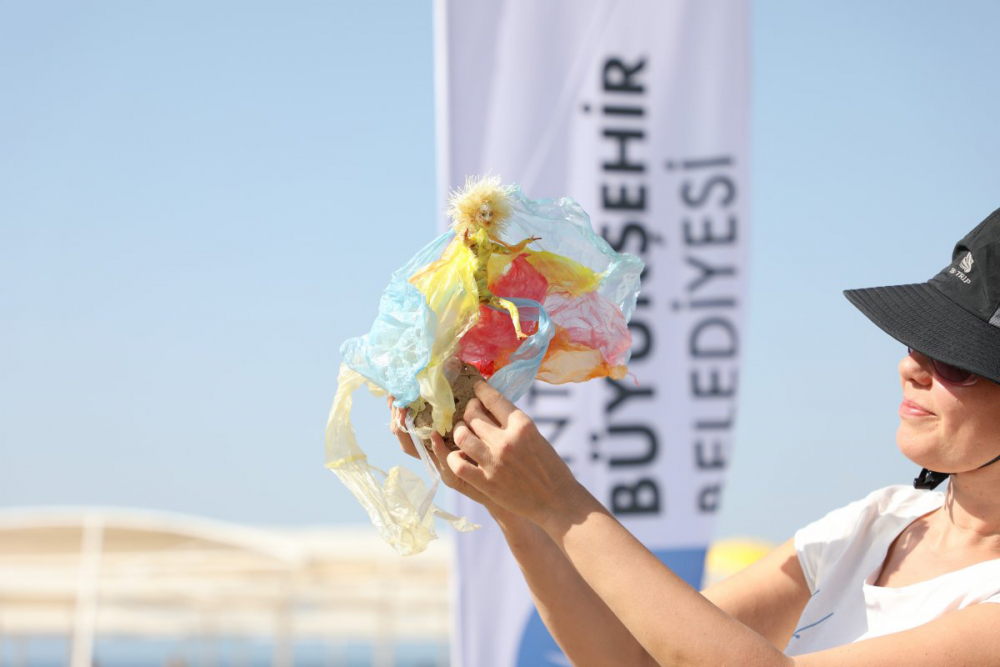 CHP'li Antalya Belediyesi'nden ilginç temizlik! Topladıkları çöplerle vatandaşa sergi yaptılar! 6