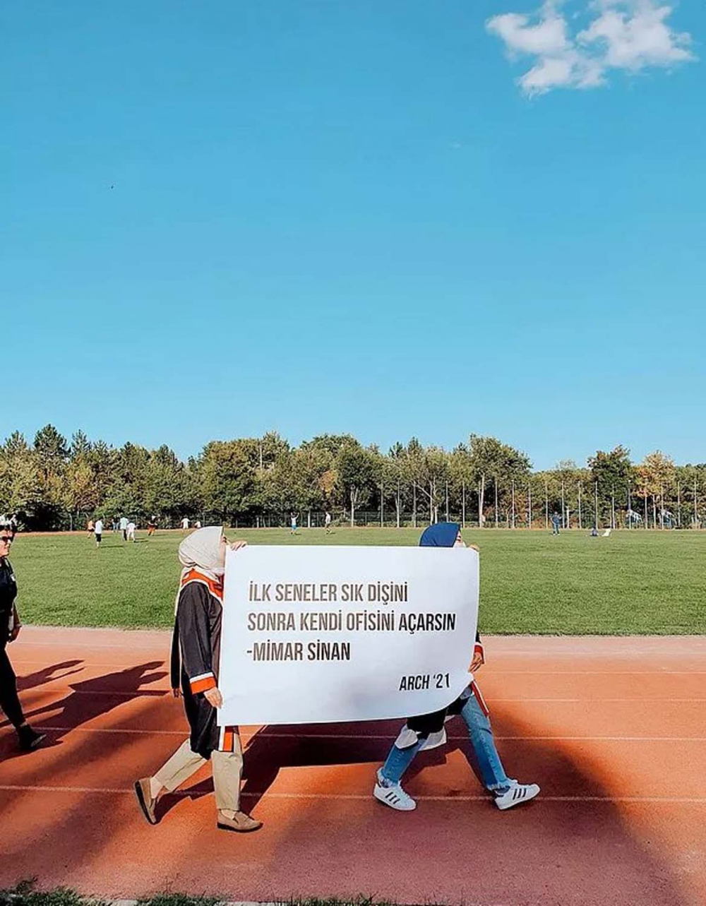 ODTÜ öğrencileri mezuniyet törenlerini kendileri gerçekleştirdi! Bu senede geleneği bozmayarak pankartlar sergilendi! 1