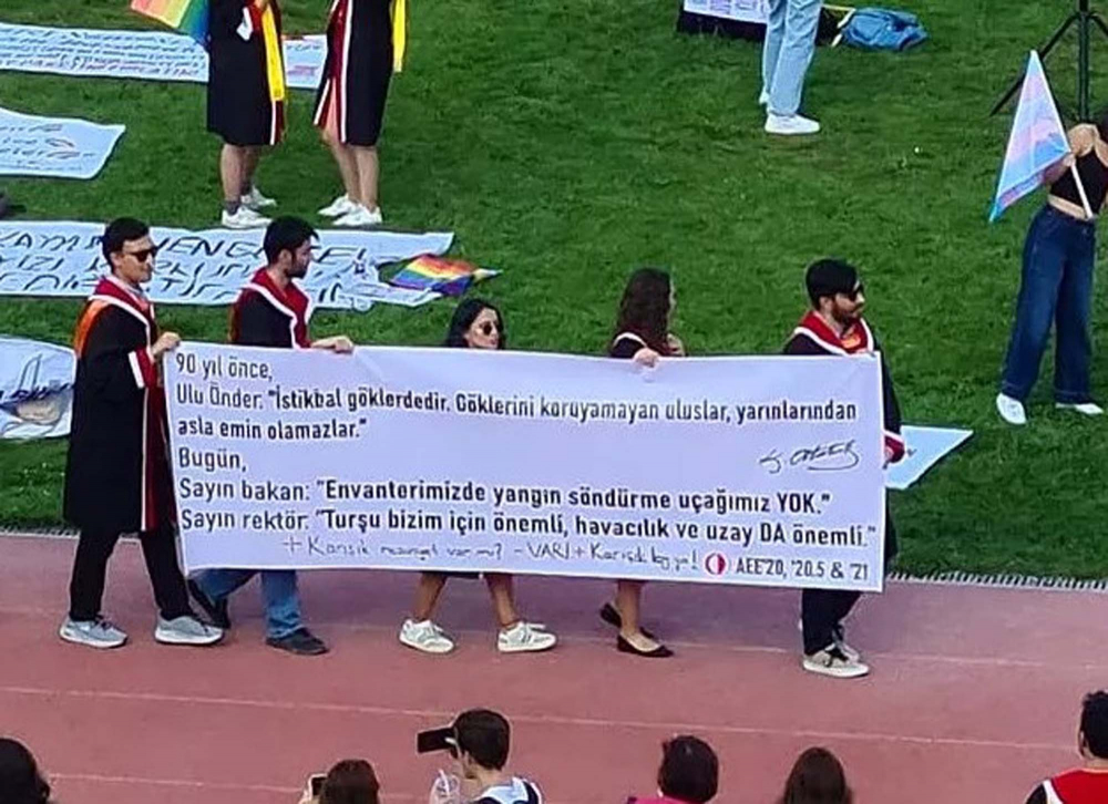 ODTÜ öğrencileri mezuniyet törenlerini kendileri gerçekleştirdi! Bu senede geleneği bozmayarak pankartlar sergilendi! 10