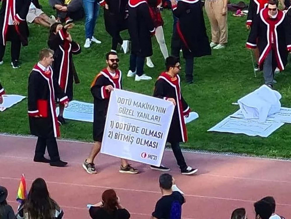 ODTÜ öğrencileri mezuniyet törenlerini kendileri gerçekleştirdi! Bu senede geleneği bozmayarak pankartlar sergilendi! 11