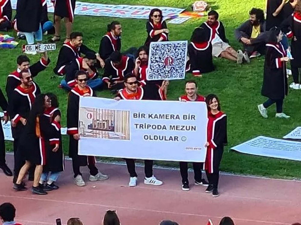 ODTÜ öğrencileri mezuniyet törenlerini kendileri gerçekleştirdi! Bu senede geleneği bozmayarak pankartlar sergilendi! 13