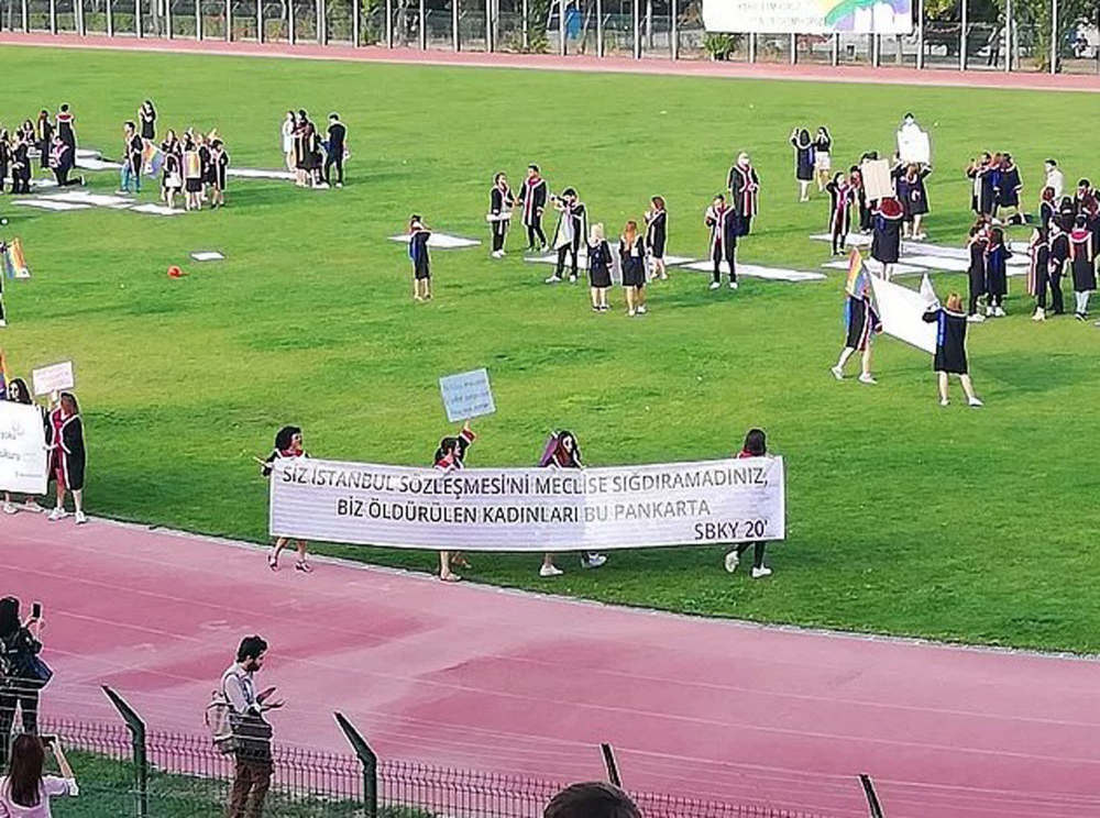 ODTÜ öğrencileri mezuniyet törenlerini kendileri gerçekleştirdi! Bu senede geleneği bozmayarak pankartlar sergilendi! 15