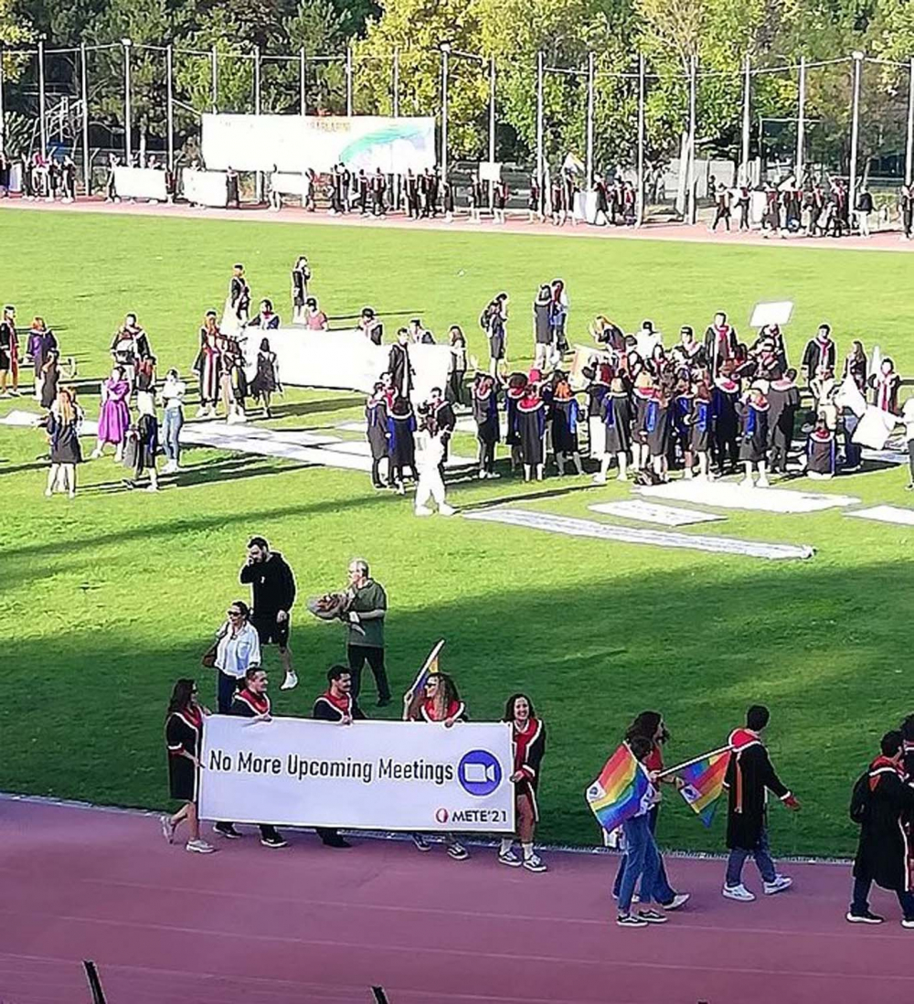 ODTÜ öğrencileri mezuniyet törenlerini kendileri gerçekleştirdi! Bu senede geleneği bozmayarak pankartlar sergilendi! 16