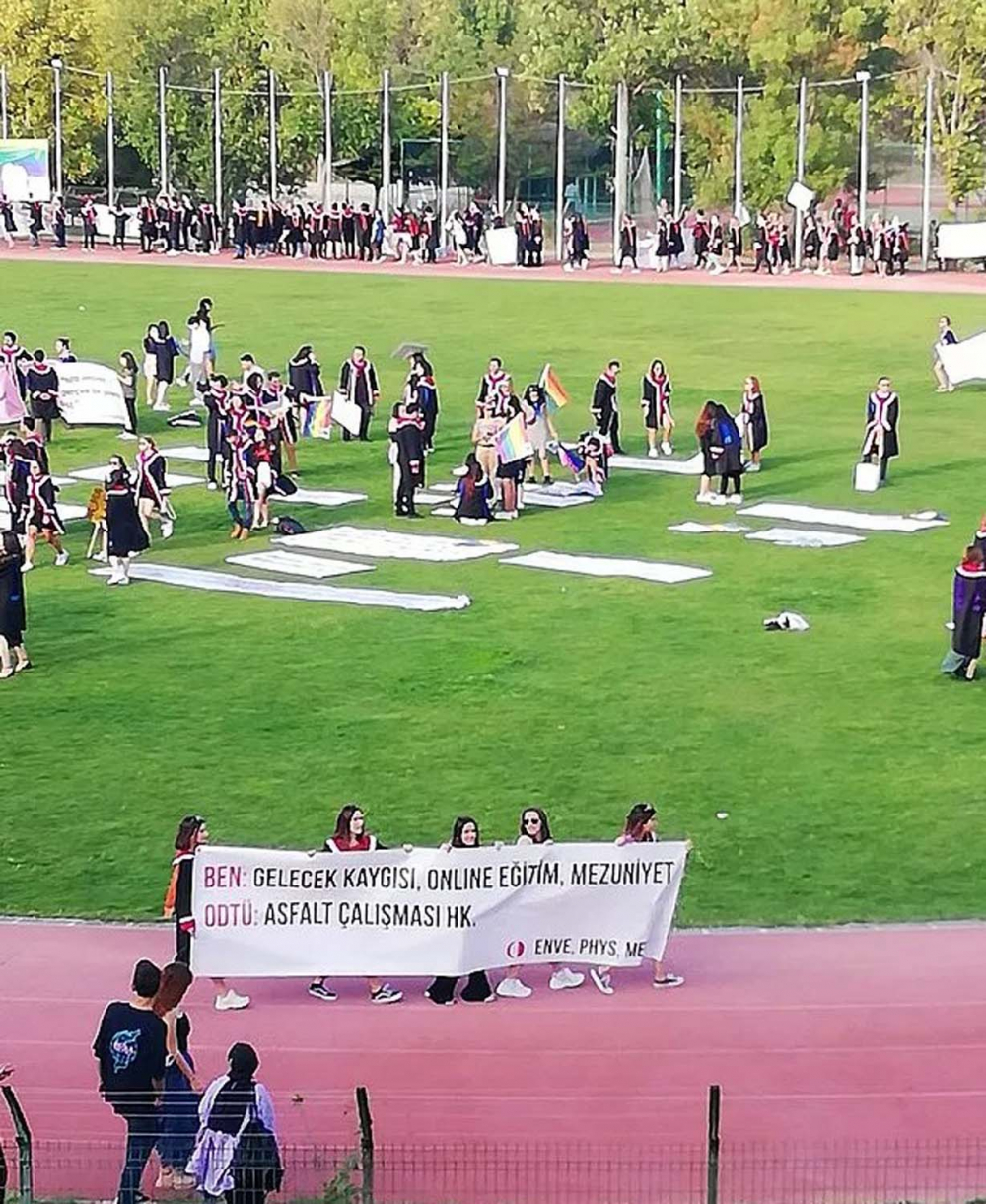 ODTÜ öğrencileri mezuniyet törenlerini kendileri gerçekleştirdi! Bu senede geleneği bozmayarak pankartlar sergilendi! 17