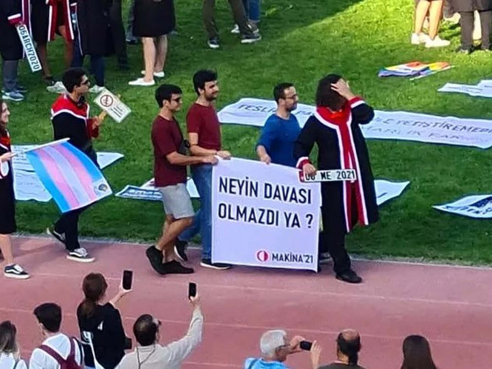 ODTÜ öğrencileri mezuniyet törenlerini kendileri gerçekleştirdi! Bu senede geleneği bozmayarak pankartlar sergilendi! 18