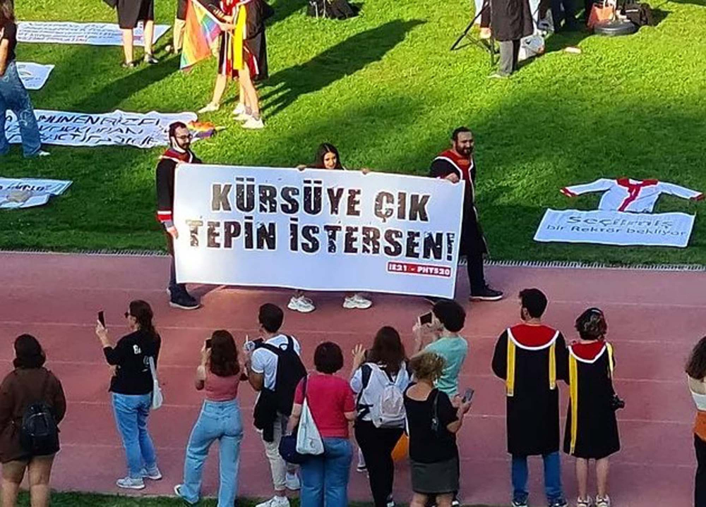 ODTÜ öğrencileri mezuniyet törenlerini kendileri gerçekleştirdi! Bu senede geleneği bozmayarak pankartlar sergilendi! 19