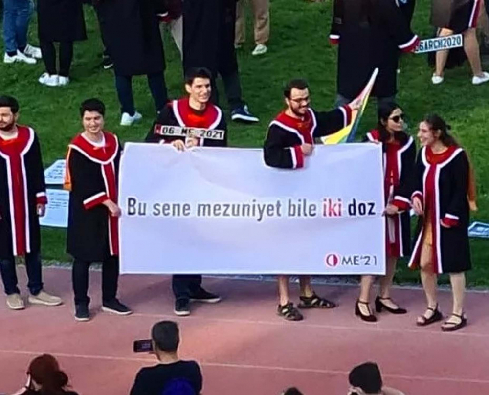 ODTÜ öğrencileri mezuniyet törenlerini kendileri gerçekleştirdi! Bu senede geleneği bozmayarak pankartlar sergilendi! 20