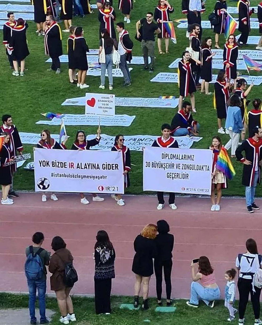 ODTÜ öğrencileri mezuniyet törenlerini kendileri gerçekleştirdi! Bu senede geleneği bozmayarak pankartlar sergilendi! 23