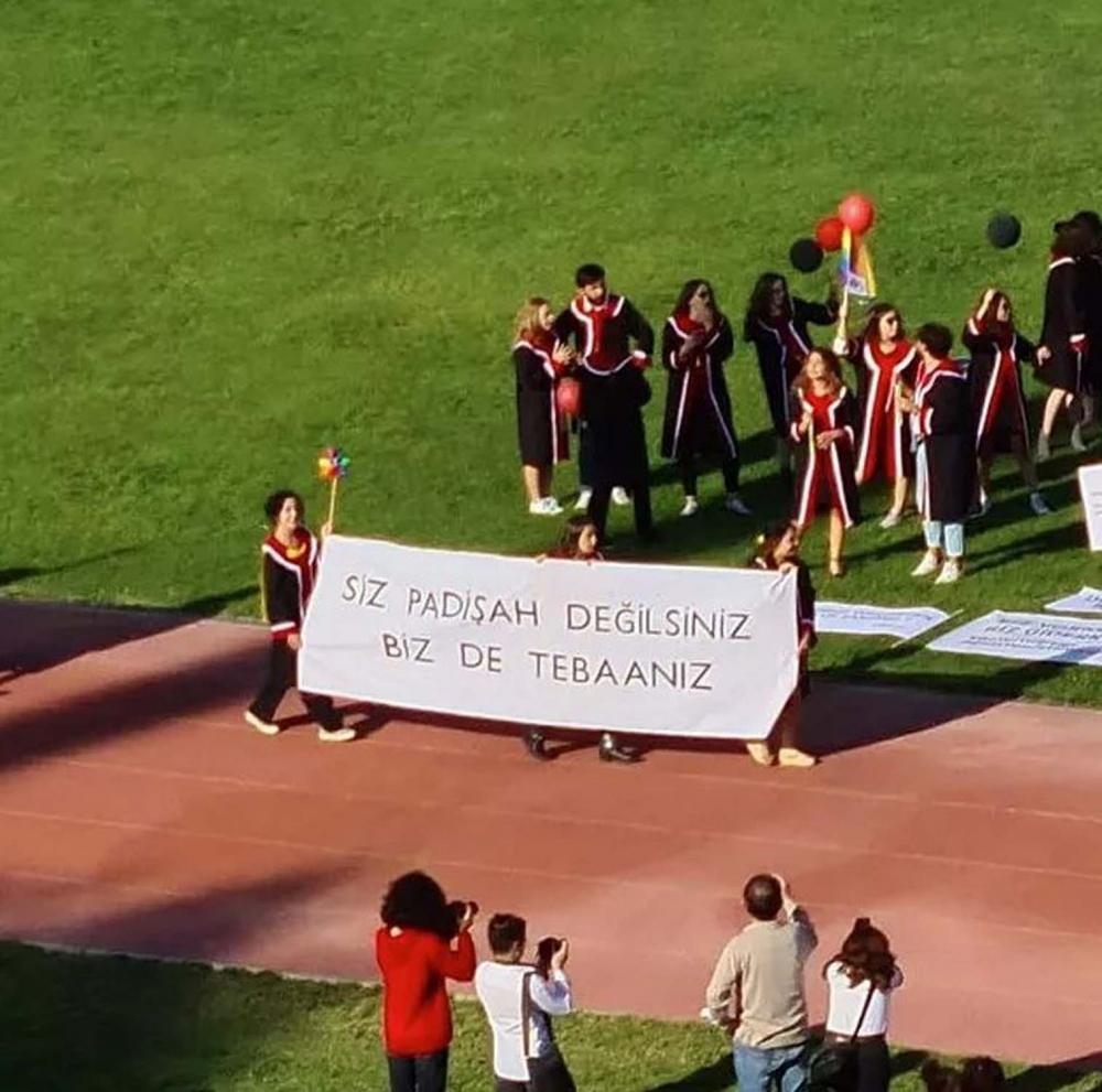 ODTÜ öğrencileri mezuniyet törenlerini kendileri gerçekleştirdi! Bu senede geleneği bozmayarak pankartlar sergilendi! 25