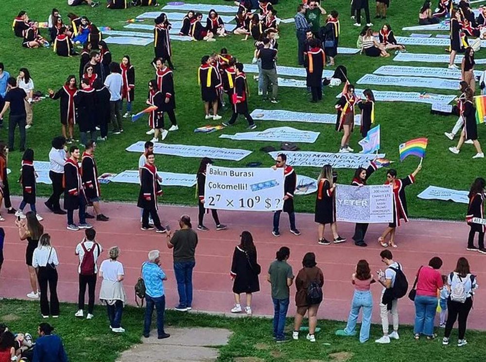 ODTÜ öğrencileri mezuniyet törenlerini kendileri gerçekleştirdi! Bu senede geleneği bozmayarak pankartlar sergilendi! 8