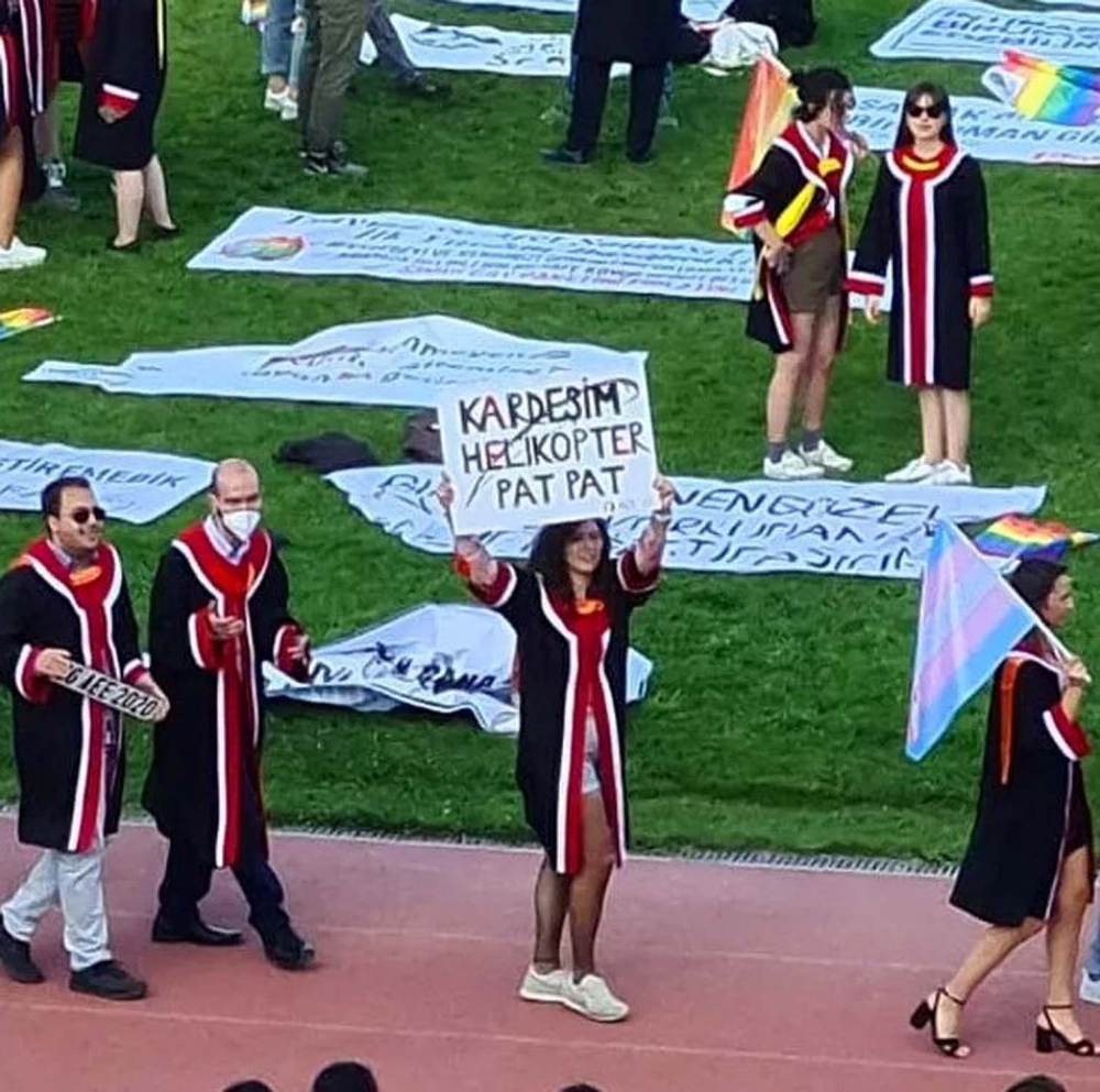 ODTÜ öğrencileri mezuniyet törenlerini kendileri gerçekleştirdi! Bu senede geleneği bozmayarak pankartlar sergilendi! 9