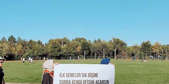 ODTÜ öğrencileri mezuniyet törenlerini kendileri gerçekleştirdi! Bu senede geleneği bozmayarak pankartlar sergilendi!