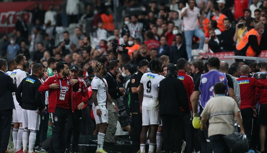 Mario Balotelli'nin hareketi olay oldu! Vodafone Arena'da maçın bitiş düdüğüyle birlikte ortalık karıştı! 1