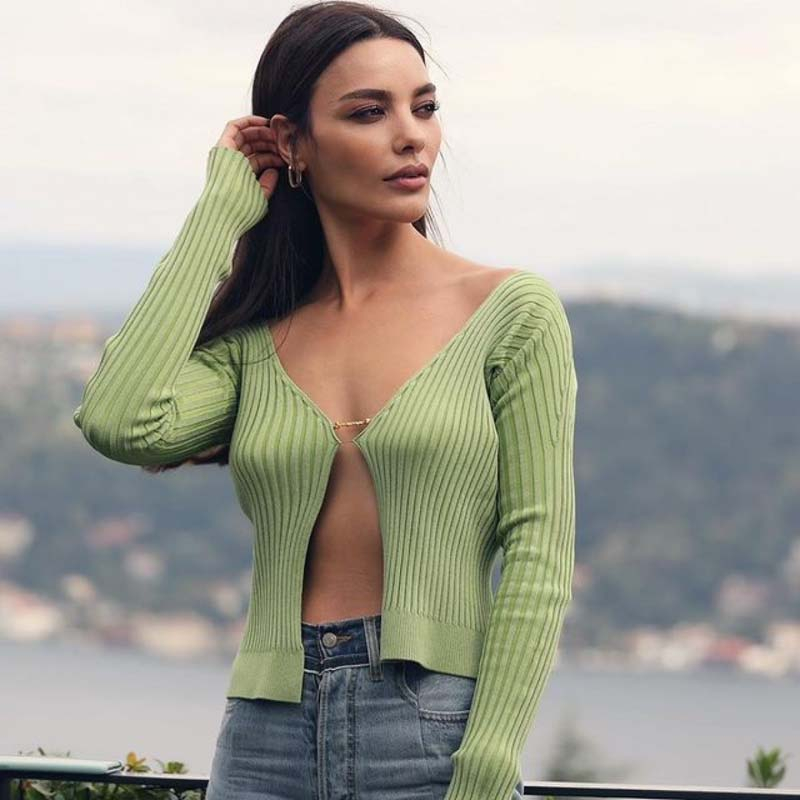 Hazal Filiz Küçükköse de Demet Özdemir'in giydiği 2 bin 600 liralık cesur hırkayı tercih etti! Hangisine daha çok yakıştı? 7