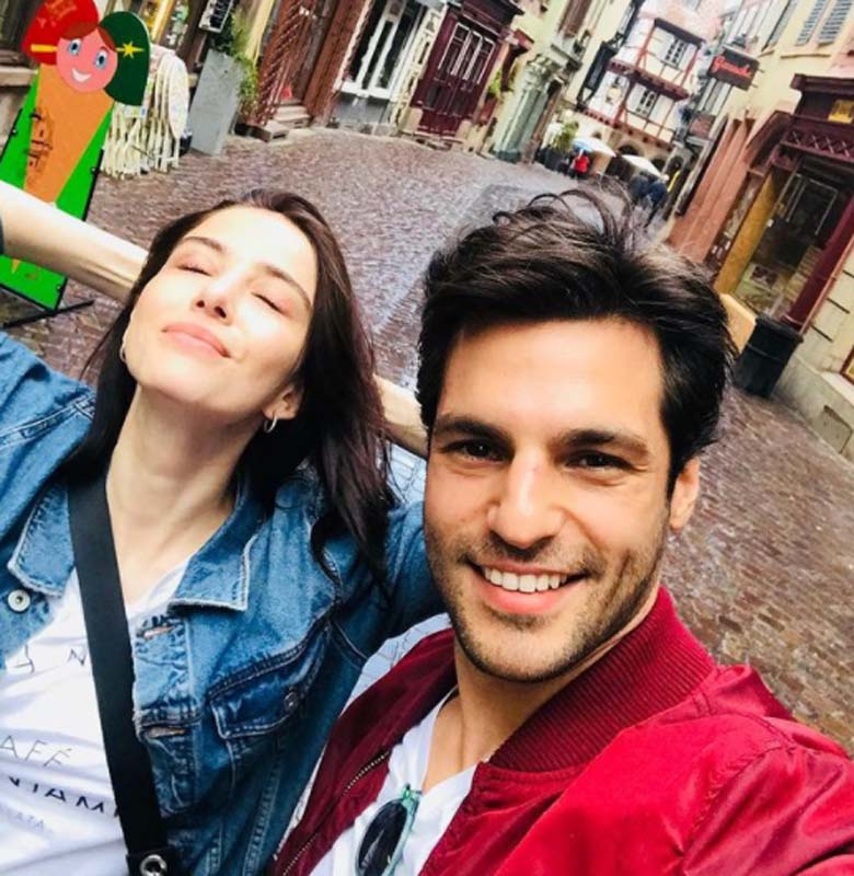 Aşkları Kiraz Mevsimi dizisinde başlayan Özge Gürel ve Serkan Çayoğlu çiftinden müjde! Evlilik yolunda ilk adımı attılar! 11