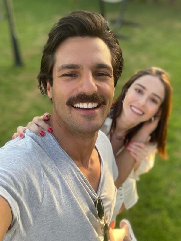 Aşkları Kiraz Mevsimi dizisinde başlayan Özge Gürel ve Serkan Çayoğlu çiftinden müjde! Evlilik yolunda ilk adımı attılar! 2