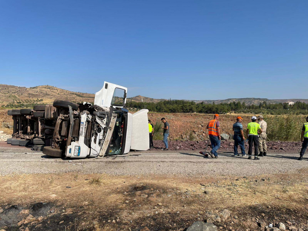 Kilis'te otomobil ve TIR çarpıştı! Feci kazada 4 kişi araçta sıkışarak hayatını kaybetti 1