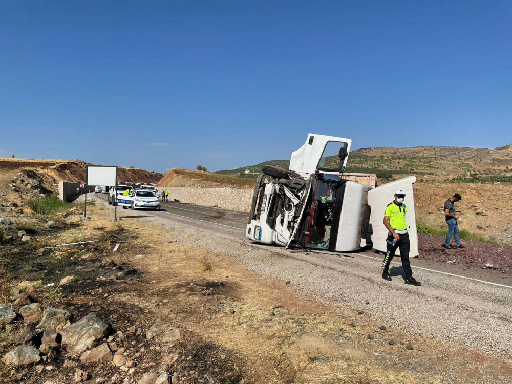 Kilis'te otomobil ve TIR çarpıştı! Feci kazada 4 kişi araçta sıkışarak hayatını kaybetti 3