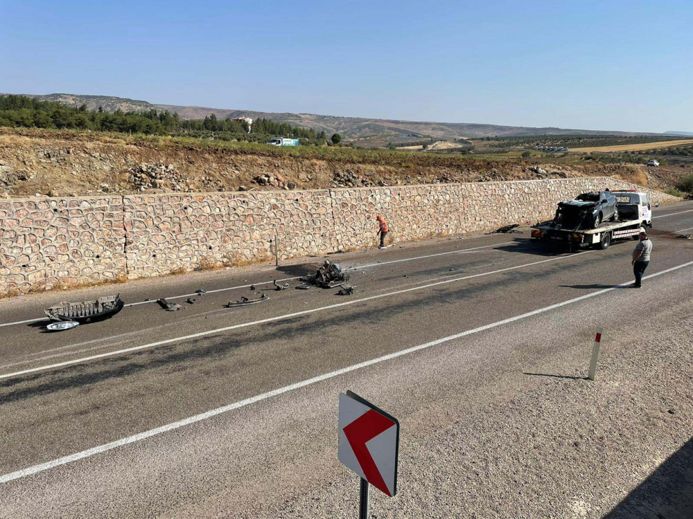 Kilis'te otomobil ve TIR çarpıştı! Feci kazada 4 kişi araçta sıkışarak hayatını kaybetti 5