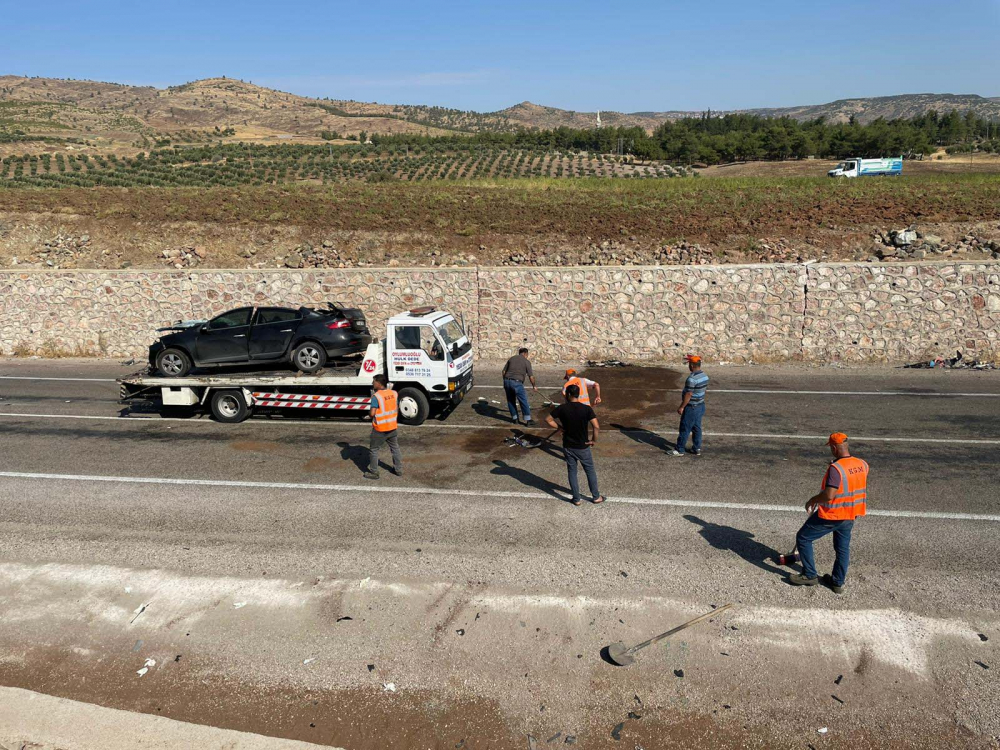 Kilis'te otomobil ve TIR çarpıştı! Feci kazada 4 kişi araçta sıkışarak hayatını kaybetti 6