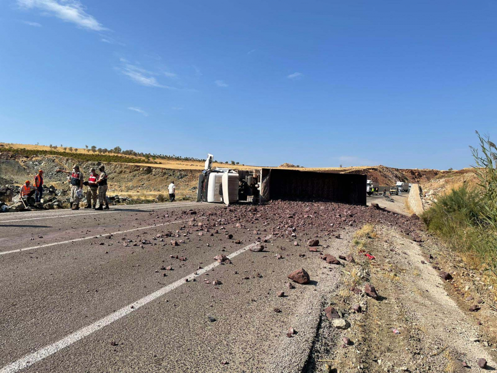 Kilis'te otomobil ve TIR çarpıştı! Feci kazada 4 kişi araçta sıkışarak hayatını kaybetti 7