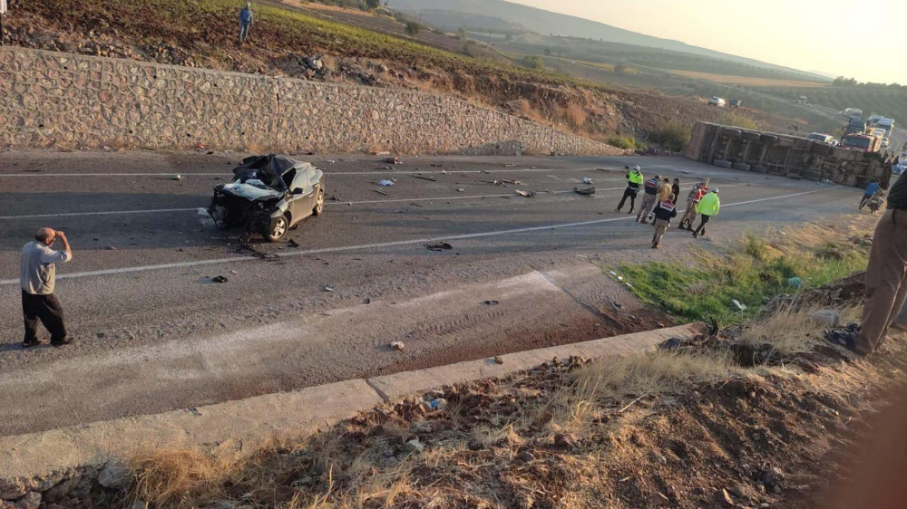 Kilis'te otomobil ve TIR çarpıştı! Feci kazada 4 kişi araçta sıkışarak hayatını kaybetti 8