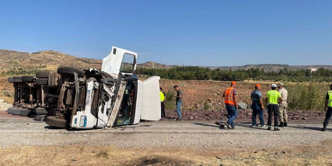 Kilis'te otomobil ve TIR çarpıştı! Feci kazada 4 kişi araçta sıkışarak hayatını kaybetti