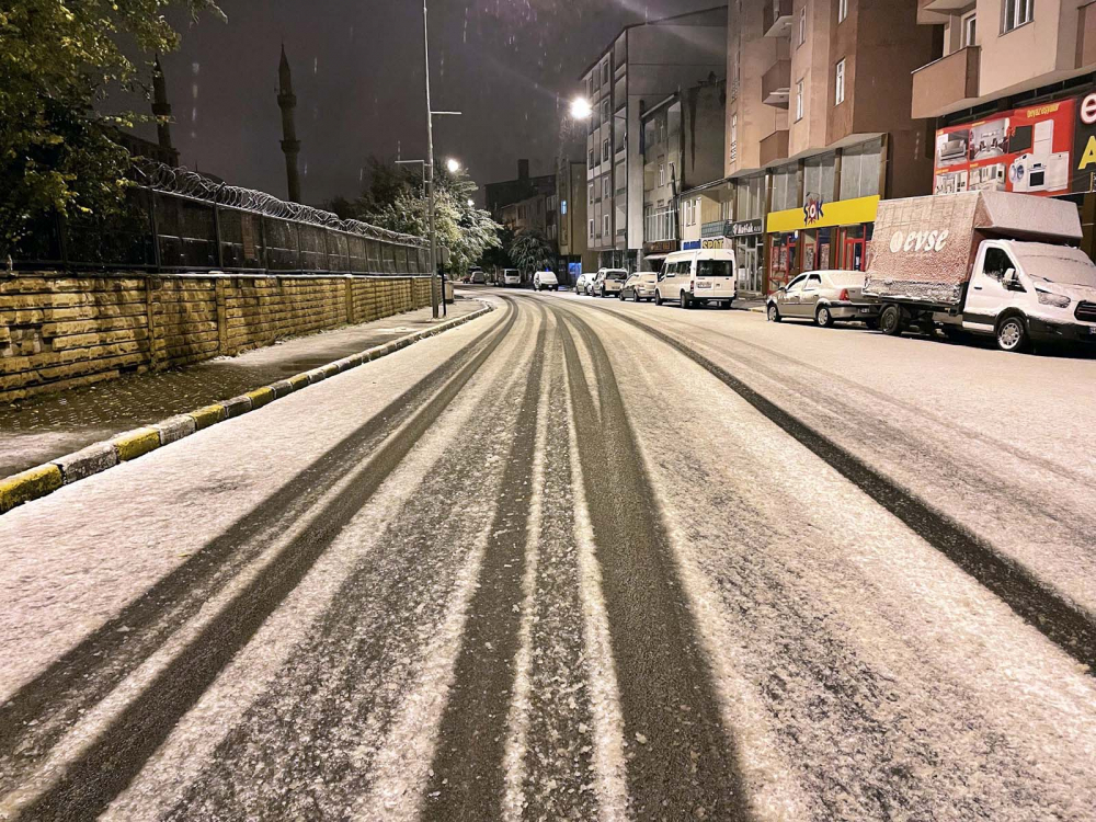 Ardahan'da kar yağışı etkili oldu! Kent beyaz örtüyle kaplandı 8