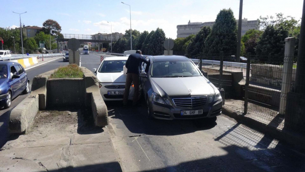 Sürücüler inatlaştı: Ortaya bu manzara çıktı! Gişeden aynı anda geçmek isteyen iki araç sıkıştı 1