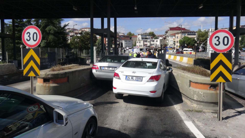 Sürücüler inatlaştı: Ortaya bu manzara çıktı! Gişeden aynı anda geçmek isteyen iki araç sıkıştı 3