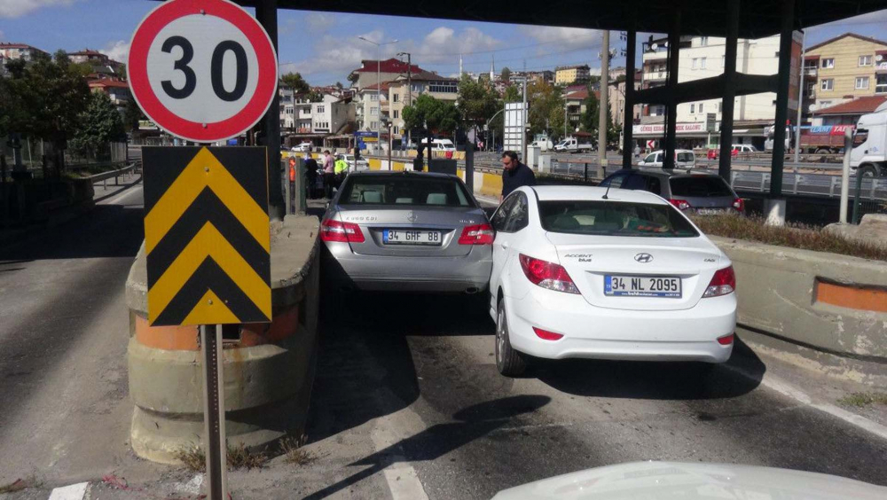 Sürücüler inatlaştı: Ortaya bu manzara çıktı! Gişeden aynı anda geçmek isteyen iki araç sıkıştı 4