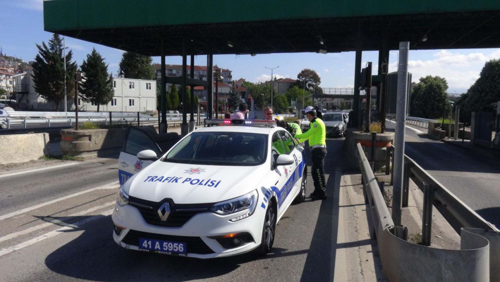 Sürücüler inatlaştı: Ortaya bu manzara çıktı! Gişeden aynı anda geçmek isteyen iki araç sıkıştı 7